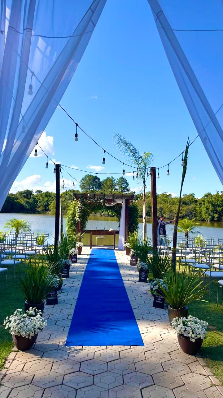 Corredor de cerimônia até a pérgola com o lago ao fundo