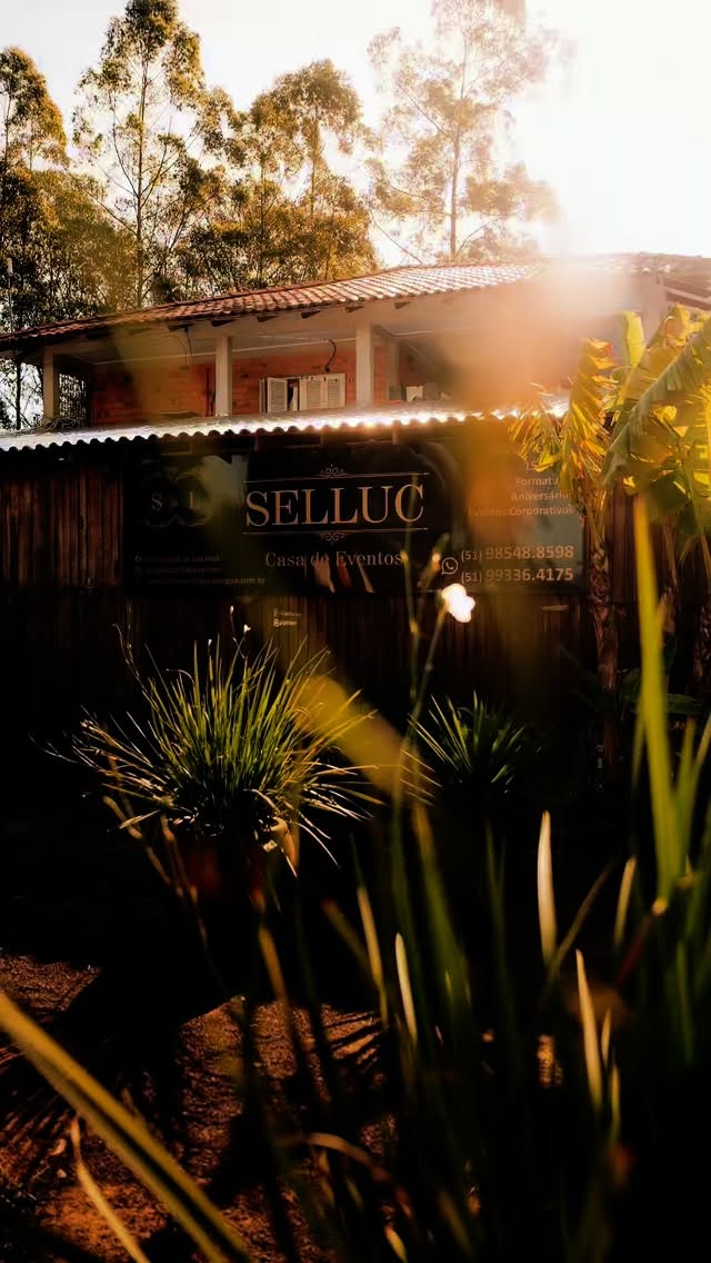 Fachada da Selluc ao pôr do sol