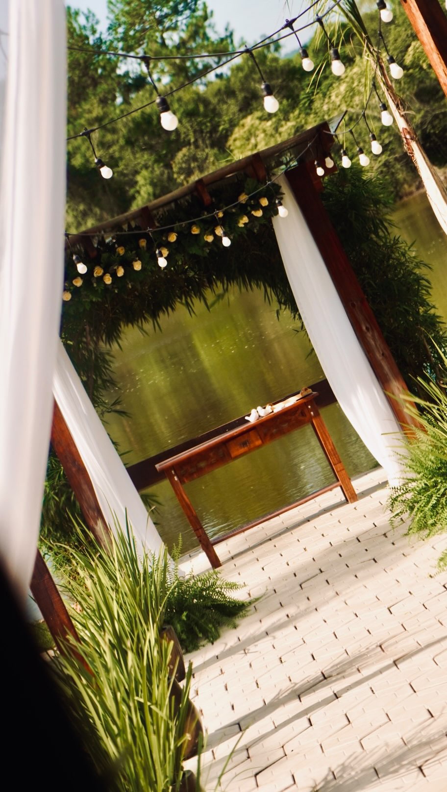 Pérgola com luzes e cortinas