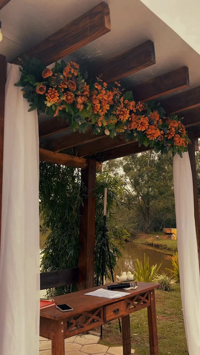Altar com arranjo de flores laranja