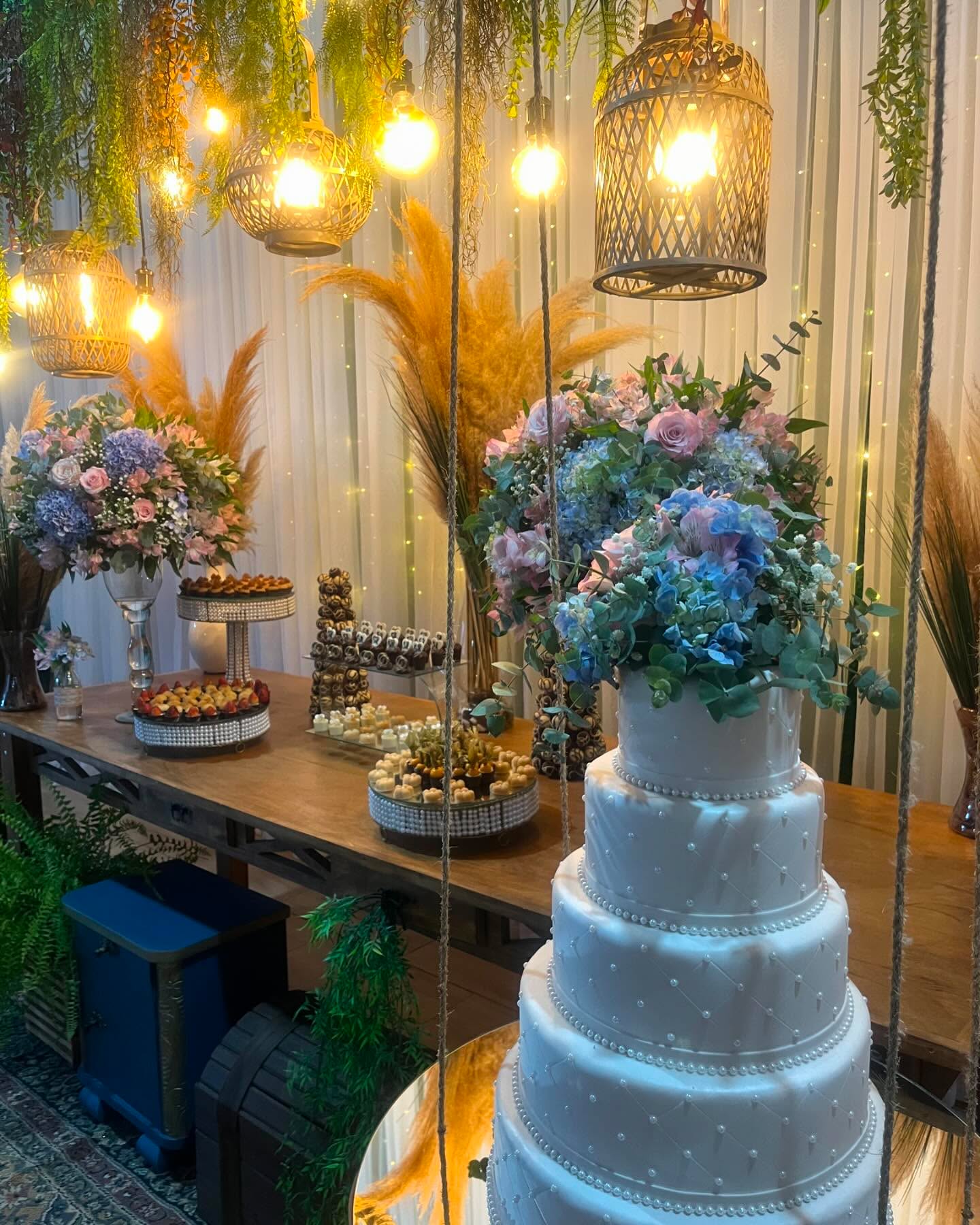 Bolo e mesa de doces iluminados